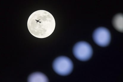 Um avião voa em frente à Superlua em Hong Kong (China).