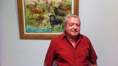 López Canito, ante uno de los cuadros que expone en Las Ventas.