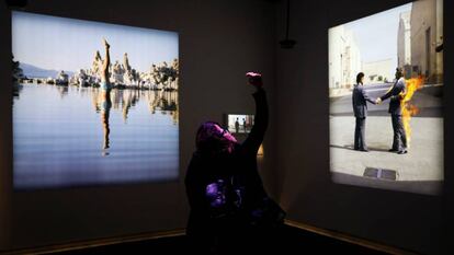 Unos visitantes se fotografían en la exposición de Pink Floyd en Londes.