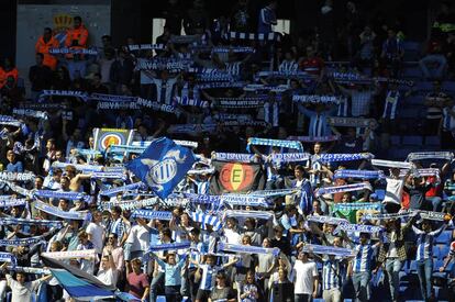 Aficionados del Espanyol levantan sus bufandas.