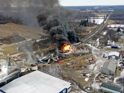 El incendio del tren descarrilado, al día siguiente del accidente.