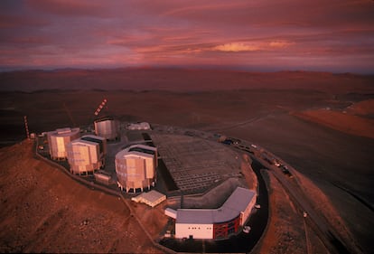 El Sol se pone en el Very Large Telescope (VLT), que consiste en estas cuatro cpulas cuadradas que se alzan en la cima de Cerro Paranal, en el norte de Chile. 