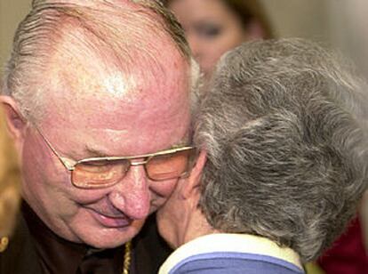 El obispo Anthony J. O' Connell recibe el apoyo de parroquianos en la diócesis de Palm Beach, en Florida.