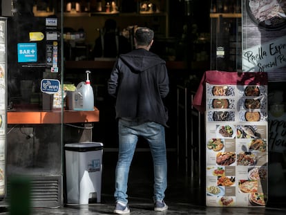 Un cliente entra en un restaurante de La Rambla de Barcelona, donde la mitad de los locales no piden el certificado covid para acceder.