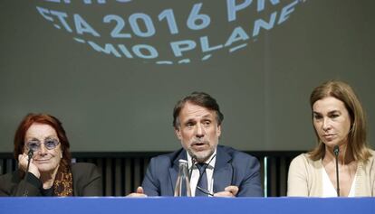Josep Creuheras, entre Rosa Reg&agrave;s (izquierda) y Carmen Posadas, miembros del jurado del premio Planeta. 