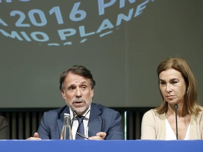 Josep Creuheras, entre Rosa Reg&agrave;s (izquierda) y Carmen Posadas, miembros del jurado del premio Planeta. 