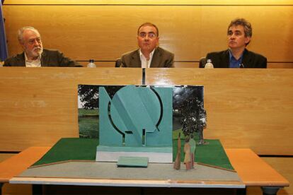 De izquierda a derecha, Nestor Basterretxea, Javier Madrazo y Bernardo Atxaga, ayer en Bilbao, tras una maqueta del monumento.