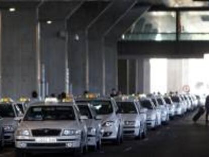 Parada de taxis en la terminal 4 del aeropuerto de Barajas, durante una huelga general. EFE/Archivo