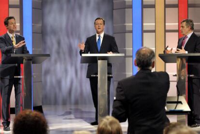 El candidato conservador David Cameron, el liberal Nick Clegg y el laborista Gordon Brown, durante el debate de anoche, en la Universidad de Birmingham.