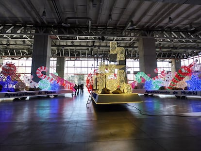 Las carrozas de los tres Reyes Magos que desfilarán mañana por Madrid, ayer en el Pabellón de Cristal de la Casa de Campo.