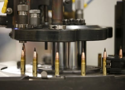 Una máquina ensambla puntas de bala en unos cartuchos del calibre 308 en la fábrica Barnes Bullets en Mona, en el estado de Utah (EE UU).