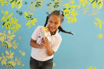 Se llama Edimel Inoa Reyes, tiene siete años y es alumna del centro Cultural Calasanz de Cumayasa. Sonríe y juega mientras sostiene el cuento 'Ratoncillo y ratoncilla'. Muchos niños de 12 y 13 años no saben leer. La lectura es un eje fundamental de los centros, y se trabaja gracias a una coordinadora de lectura del proyecto.
