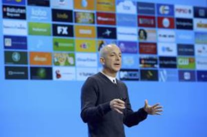 En la imagen, el principal responsable del nuevo sistema operativo Windows 8 de Microsoft, Steven Sinofsky, explica las principales características del sistema durante el lanzamiento del mismo en Nueva York, Estados Unidos, el 25 de octubre de 2012.