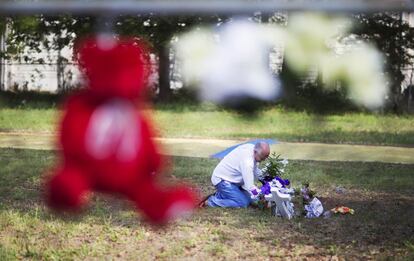 Un ciudadano coloca flores en el lugar donde el ciudadano negro Walter Scott fue asesinado por un policía blanco en Norh Charleston, EE UU.