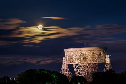 Situado en una zona rural, en medio de la nada, en el condado de Cheshire (al sur de Manchester), el observatorio de Jodrell Bank es un lugar libre de las interferencias sonoras propias de grandes ciudades y carreteras. El centro comenzó a funcionar en 1945 y ha sido clave en la transición de la astronomía óptica tradicional a la radioastronomía; además, aún funciona como centro de investigación. Al margen de su valor científico, es un lugar dedicado a la divulgación mediante exposiciones y visitas guiadas a sus instalaciones.