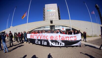 Los trabajadores de RTVV abandonan los estudios de Burjassot tras el cierre el 29 de noviembre de 2013.