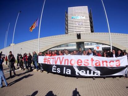 Los trabajadores de RTVV abandonan los estudios de Burjassot tras el cierre el 29 de noviembre de 2013.