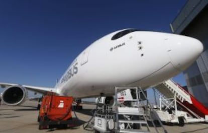 El nuevo A350 de Airbus, en las instalaciones de Iberia en La Muñoza.