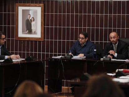 Pedro Luis Sanz (a la derecha) en un Pleno del Ayuntamiento de Meco.