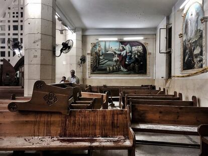 Restos de sangre en los bancos de la iglesia de San Jorge tras un ataque suicida en Tanta (Egipto), el 9 de abril de 2017. Dos bombas explotaron en dos iglesias coptas en el norte de Egipto, en Tanta y en Alejandría, durante la celebración del Domingo de Ramos.