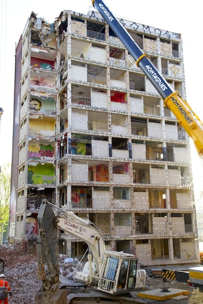 Primer día de destrucción del edificio de París, donde se construirán viviendas protegidas.