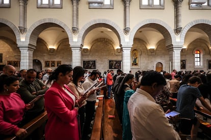 Asistentes a la celebración de la misa en la Basílica de la Natividad en Belén, Cisjordania.  Desde que comenzó el conflicto el 7 de Octubre se ha multiplicado la asistencia de fieles. Los aproximadamente 50.000 cristianos representan en torno al 1% de la población palestina.
