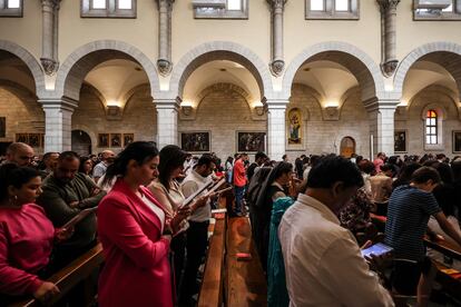 Asistentes a la celebración de la misa en la Basílica de la Natividad en Belén, Cisjordania. Desde que comenzó el conflicto el 7 de Octubre se ha multiplicado la asistencia de fieles. Los aproximadamente 50.000 cristianos representan en torno al 1% de la población palestina.