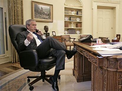 El presidente Bush habla por teléfono desde el escritorio del Despacho Oval de la Casa Blanca.