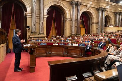 Salvador Illa, jefe de la oposición, en un momento del debate en el Parlament.