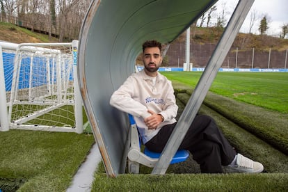 Brais Méndez, en un banquillo de un campo de entrenamiento de la ciudad deportiva de Zubieta.