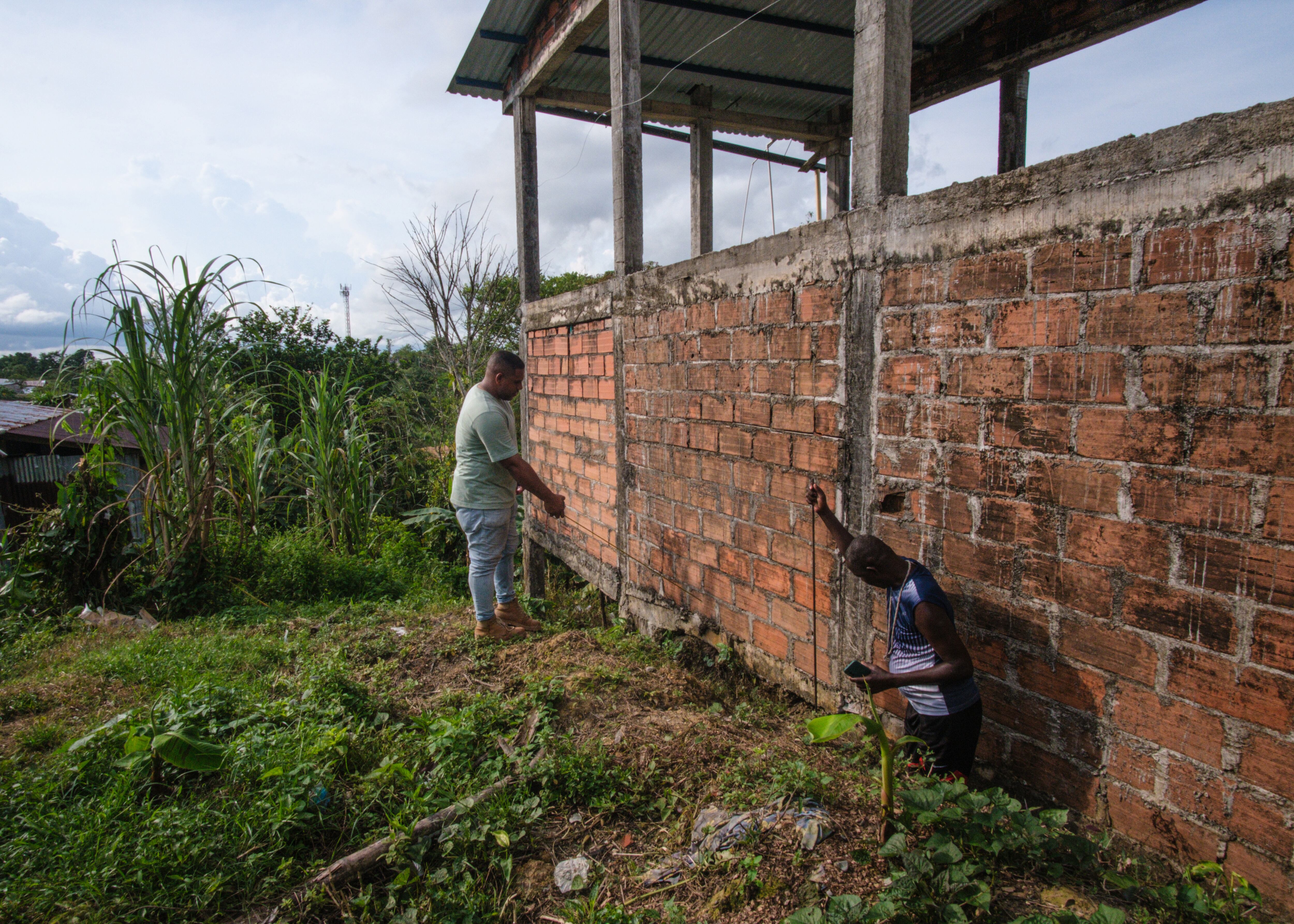 Alberto Morales revisa la casa averiada de un habitante de las periferias de Quibdó, Chocó.