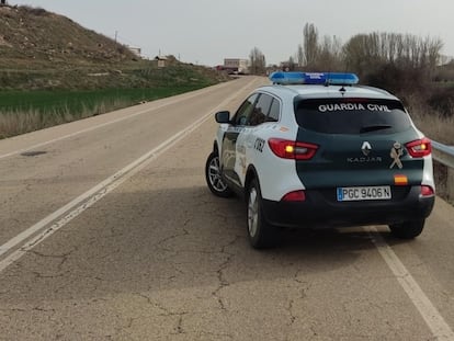 Una patrulla de la Guardia Civil en una carretera de Castilla y León.