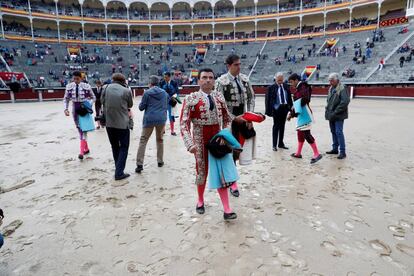 Los toreros anunciados inspeccionan el estado del ruedo por la lluvia caída en Madrid.