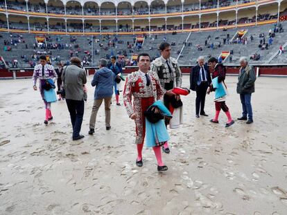Los toreros anunciados inspeccionan el estado del ruedo por la lluvia caída en Madrid.