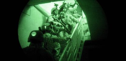 Marines estadounidenses entran en una casa iraquí durante una misión de búsqueda de insurgentes.