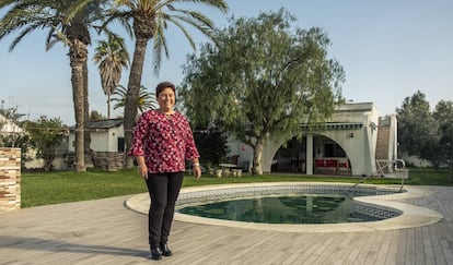Clotilde Cerrudo, médica de 50 años, votante y afilidada de Vox, en su casa en Roquetas de Mar (Almería).