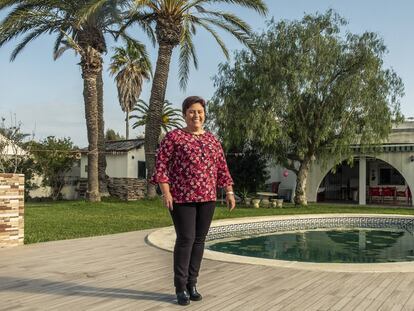 Clotilde Cerrudo, médica de 50 años, votante y afilidada de Vox, en su casa en Roquetas de Mar (Almería).