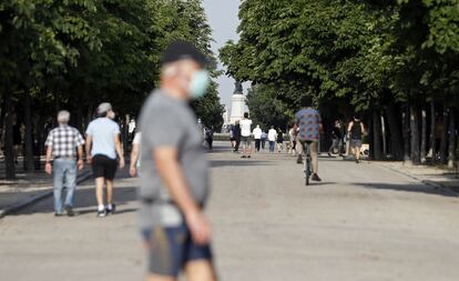 Madrilenhos passeiam no parque Retiro, no primeiro dia de saída do confinamento, na segunda.