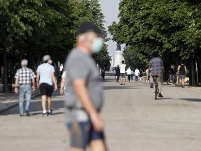 Madrilenhos passeiam no parque Retiro, no primeiro dia de saída do confinamento, na segunda.