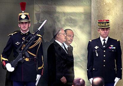 Lionel Jospin (izquierda) abandona el Elíseo al lado de Jacques Chirac tras formalizar su renuncia al cargo de primer ministro de Francia.