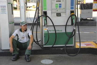 Un trabajador en una estación de servicio donde no les queda gasolina en São Paulo (Brasil), el 29 de mayo de 2018.