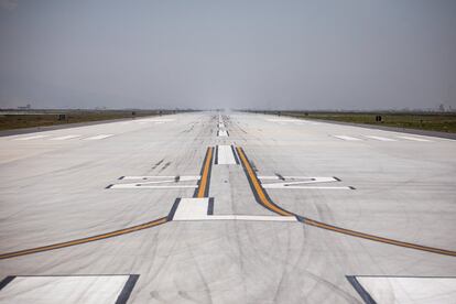 El complejo será una "ciudad aeroportuaria" un colegio, un hospital, mil viviendas, un centro comercial, museos y una zona con vistas a los despegues y aterrizajes de las aeronaves.