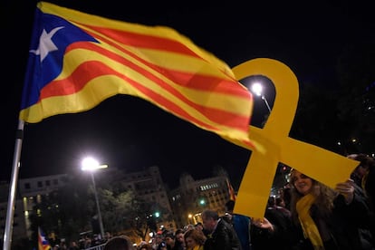 Una bandera independentista amb un llaç groc que recorda els presos independentistes a la manifestació contra la decisió del Tribunal Suprem d'empresonar altres cinc dirigents independentistes, a la plaça Catalunya de Barcelona.