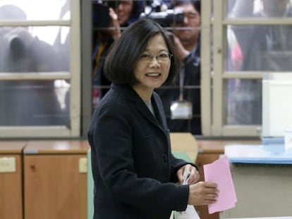 La opositora Tsai Ing-wen casts vota este s&aacute;bado en Taipei.