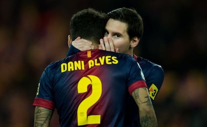 Messi habla con Alves, durante el partido contra el Madrid.