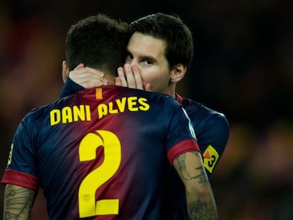 Messi habla con Alves, durante el partido contra el Madrid.