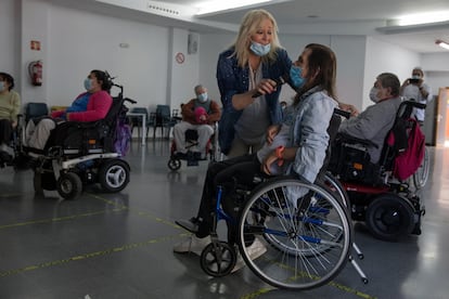 La cantante Amaya Saizar dirige una coral de personas discapacitadas en el Centro de Atención a Personas Discapacidad Física de Leganés