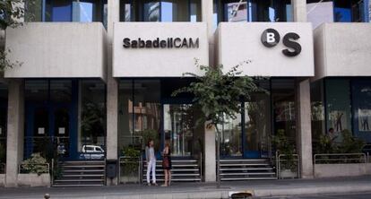 Fachada de la sede de SabadellCAM en Alicante.