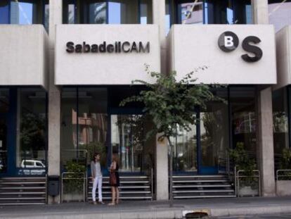 Fachada de la sede de SabadellCAM en Alicante.