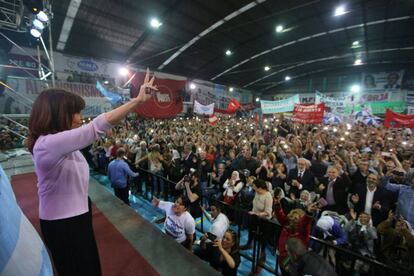 Cristina Fernández saluda a la multitud en el club Atlanta.